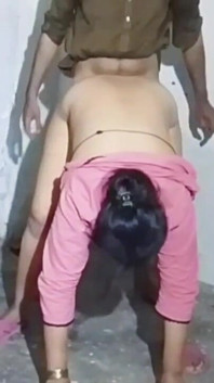 Schöne junge indische heiße sex mädchen reifer mann schiebt hils xXX schwanz beim kommen in desis nasse vagina