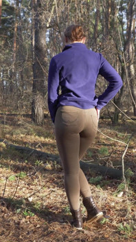 Amateur-milf in strakke spijkerbroek plaagt haar strakke kont in het bos