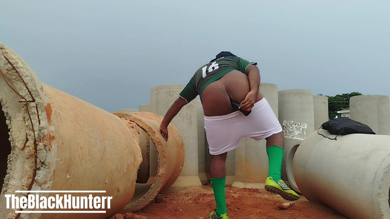 TheBlacKHunterr: Kembali dari permainan dengan berkeringat, saya bersemangat dan harus cum