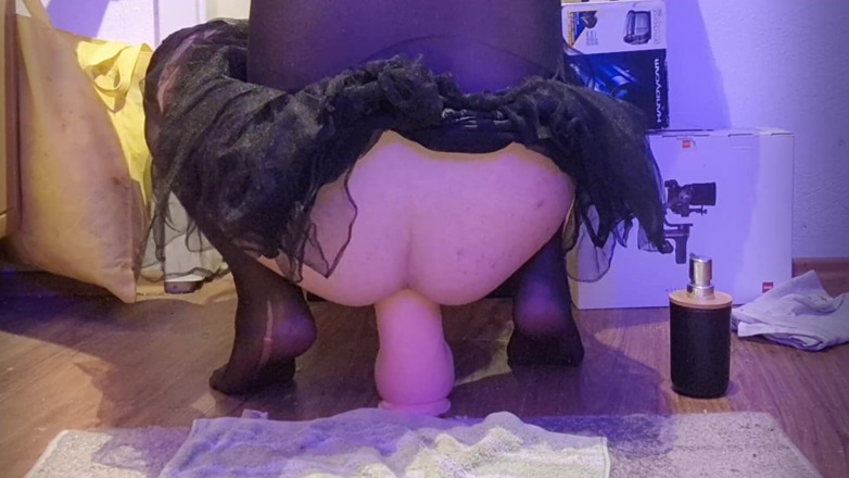 Mask Viola: 내 엉덩이에 큰 딜도 들어갔어