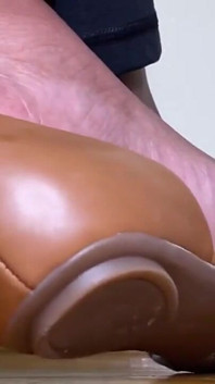 La MILF gioca con le sue ballerine in piedi