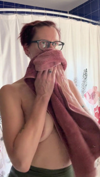 Spazzolino da denti in topless!