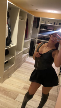 Latexová děvka vám ukazuje své kozy