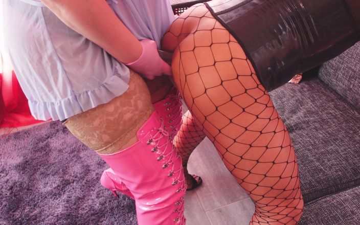 Arya Grander: Pozitivní Femdom: pegging, fisting k sobě navzájem, čůrání. Arya Grander