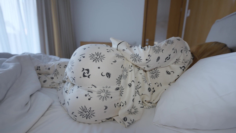 Verlonis: Bakış açısı yaramaz üvey kız kardeş farklı pozisyonlarda sikişiyor ve yatakta...