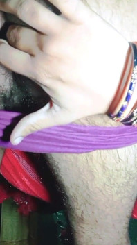 Hintli eşcinsel travesti xxx kırmızı sari içinde götünü parmaklıyor