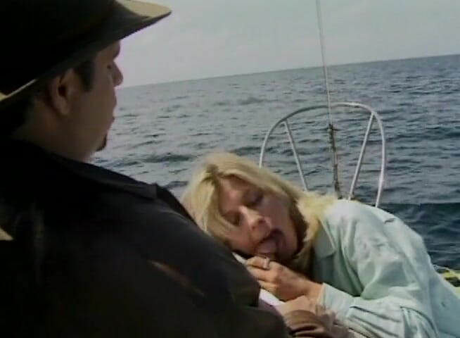 Alfacontent: Hermosa rubia hace una mamada increíble en el barco