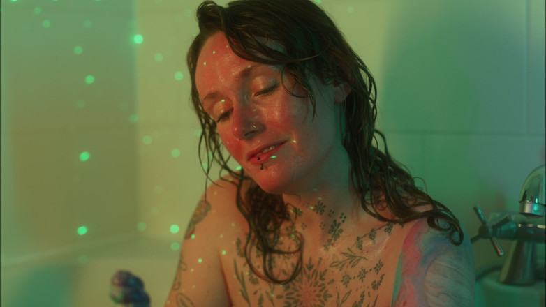 Liberation in motion: Baderitual wird zum harten dildoreiten &amp; intensiven orgasmus