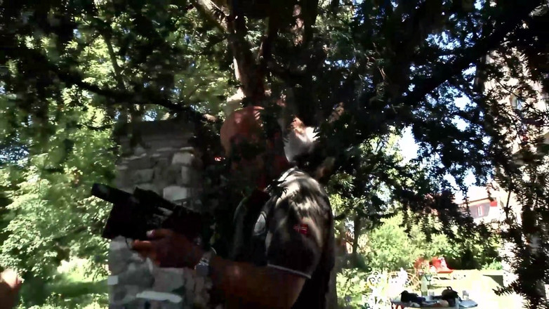 Deutschland Porno X: 18 yaşındaki sarışın bahçede üçlü bir ilişki istiyor