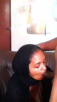 Matură Sexy Hijab a Avut Un Vizitator Zilnic, Când soțul Merge La Serviciu.