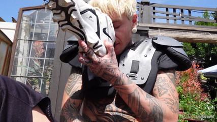 Transnificent: Austin Spears futbol sahasının arkasında seni sikiyor!