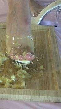 I Crush Bananas com Minhas Belas Pernas em Salto Alto