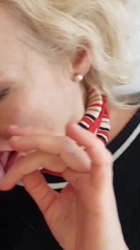 Amatérská blondýna a dospělá manželka si mezi tím užívá sex