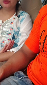 Saara bhabhi cantik India yang lucu di mobil di luar ruangan