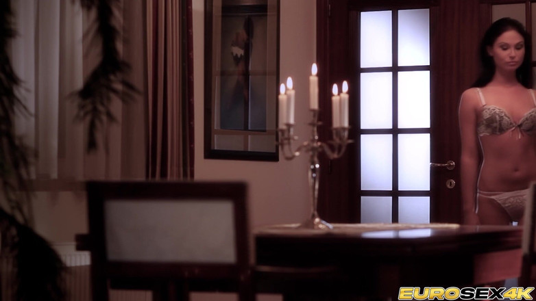 Porn Gutter: लड़की पर प्रबल लड़की एक्शन