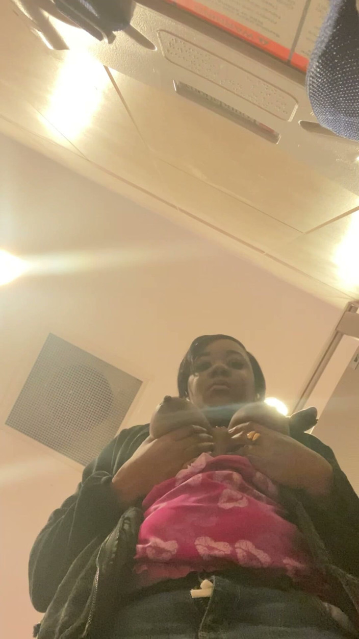 ALLIYAH ALECIA: Rápida masturbação solo de porca no banheiro do Walmart