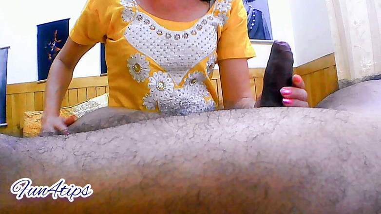 Bolly Karma: Le sue dita sexy si spostano sul suo corpo facendo...