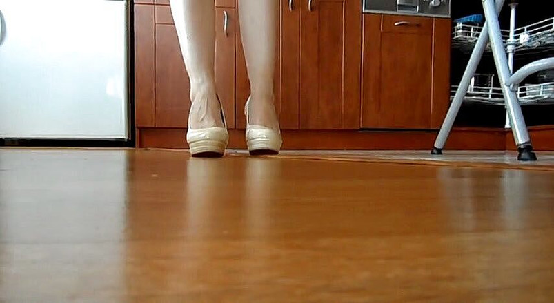 Foot Girls: Yiyecekleri eziyor ve eziyor