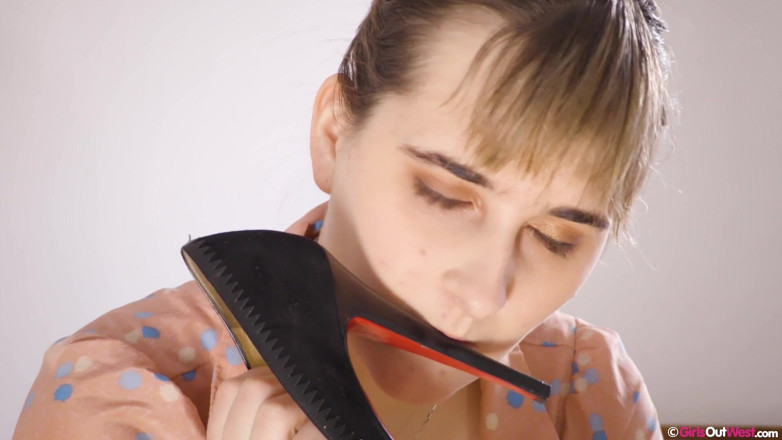 Girls Out West: Amatir semok meniduri memeknya yang berbulu dengan sepatu hak tinggi...
