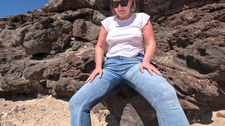 Emma Voyeur: Casual Beach Pee - กางเกงยีนส์เปียกเอาท์ดอร์
