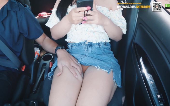 18_honey: Cewek sange ini lagi asik nyepong kontol sampai toketnya dientot...