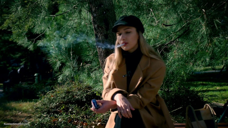 Russian Smokers: Курит На Улице С Русской Битой Девушкой 2