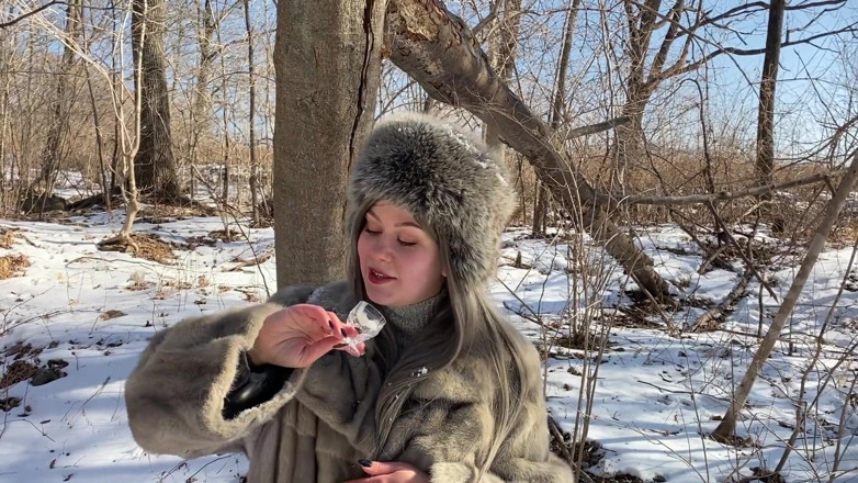 Vilu_and_Mi: Vilu Vidish está chupando pau na floresta de inverno