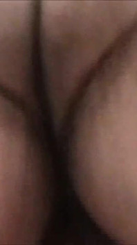 Une brune à la chatte poilue avec un gros cul aime baiser et joue avec sa chatte