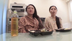 Orta yaşlı seksi kadın ve genç kız aynı yarağa biniyor