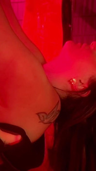Hard fucking trên một chiếc xích đu BDSM trong latex