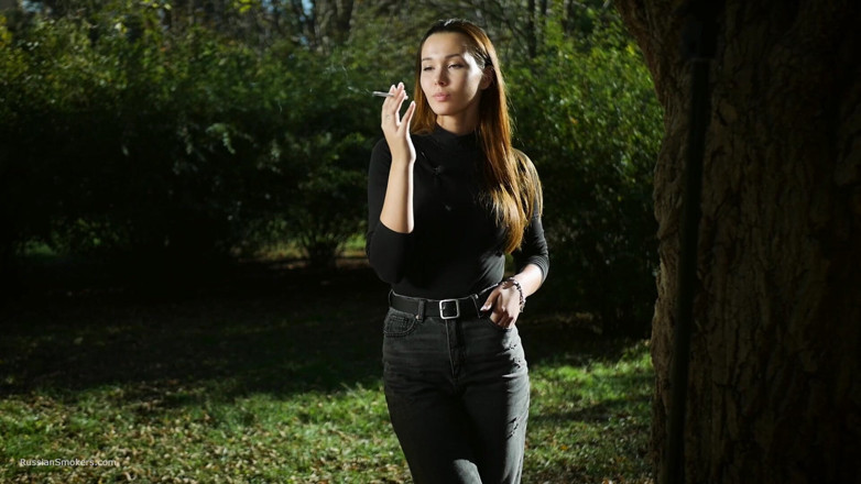 Russian Smokers: Seducente bellezza russa che fuma una sigaretta vibra all'aperto