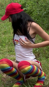 Une fille sexy sur des patins en ligne