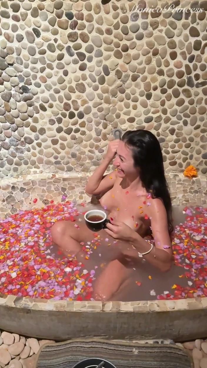 Princess Monica: Ripresa nella vasca da bagno nuda in una spa - Dietro...