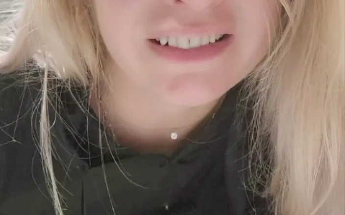 Anna Lynx: Masturbating to Your Dick Pic
