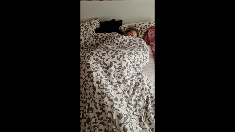 LC couple: Manžel najde manželku masturbovat pod dekou a začne ji šukat, dokud...