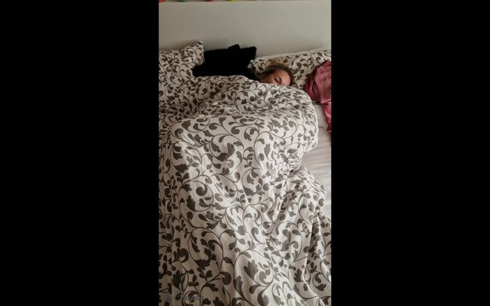 LC couple: Un mari trouve sa femme en train de se masturber...