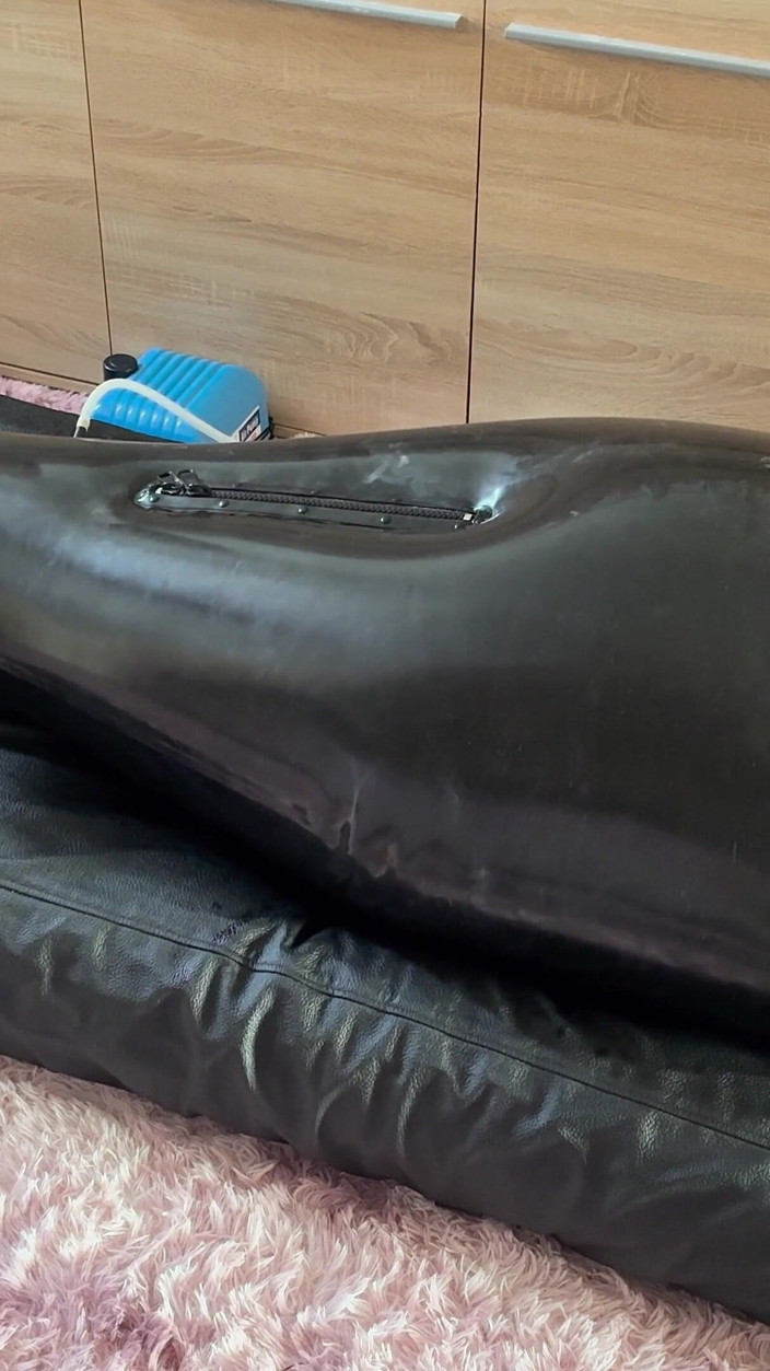 BoundInLove: Vrouw straft haar slaaf in latexzak met volledig lichaam opblazen -...