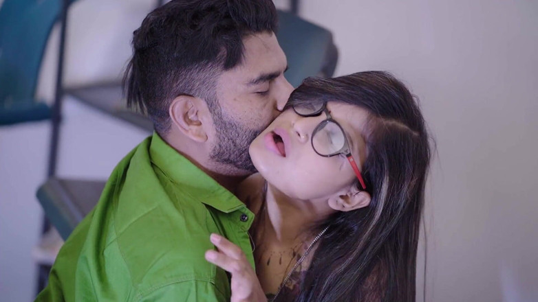 Triflicks: Une Indienne magnifique baise avec son garçon de bureau, sexe...