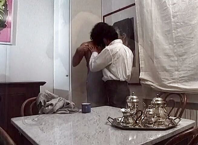 Chicks with Dix: 可爱的黑发变性人缓慢性爱