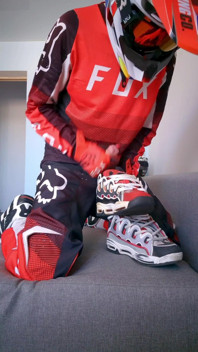 ฉันใส่ Mxgear และเย็ดรองเท้าผ้าใบ Osiris ของฉัน