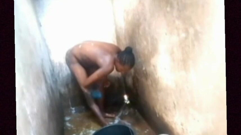 Sex tatie dessi: La doccia africana con la donna africana