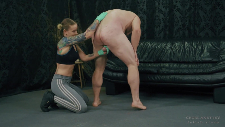 Cruel Anettes fetish world: Surprise Ballslap