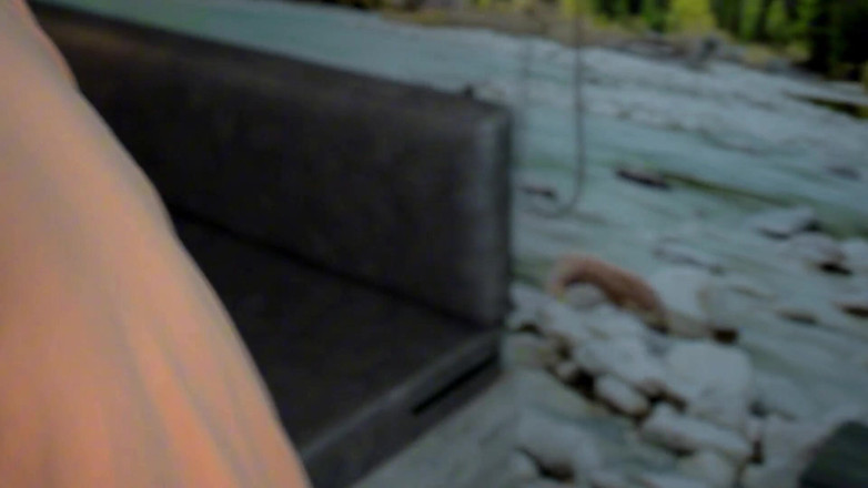 Ambar Prada: CIZINEC NA ULICI MĚ ZVE DO PRDELE A JÁ DOKONČÍM...