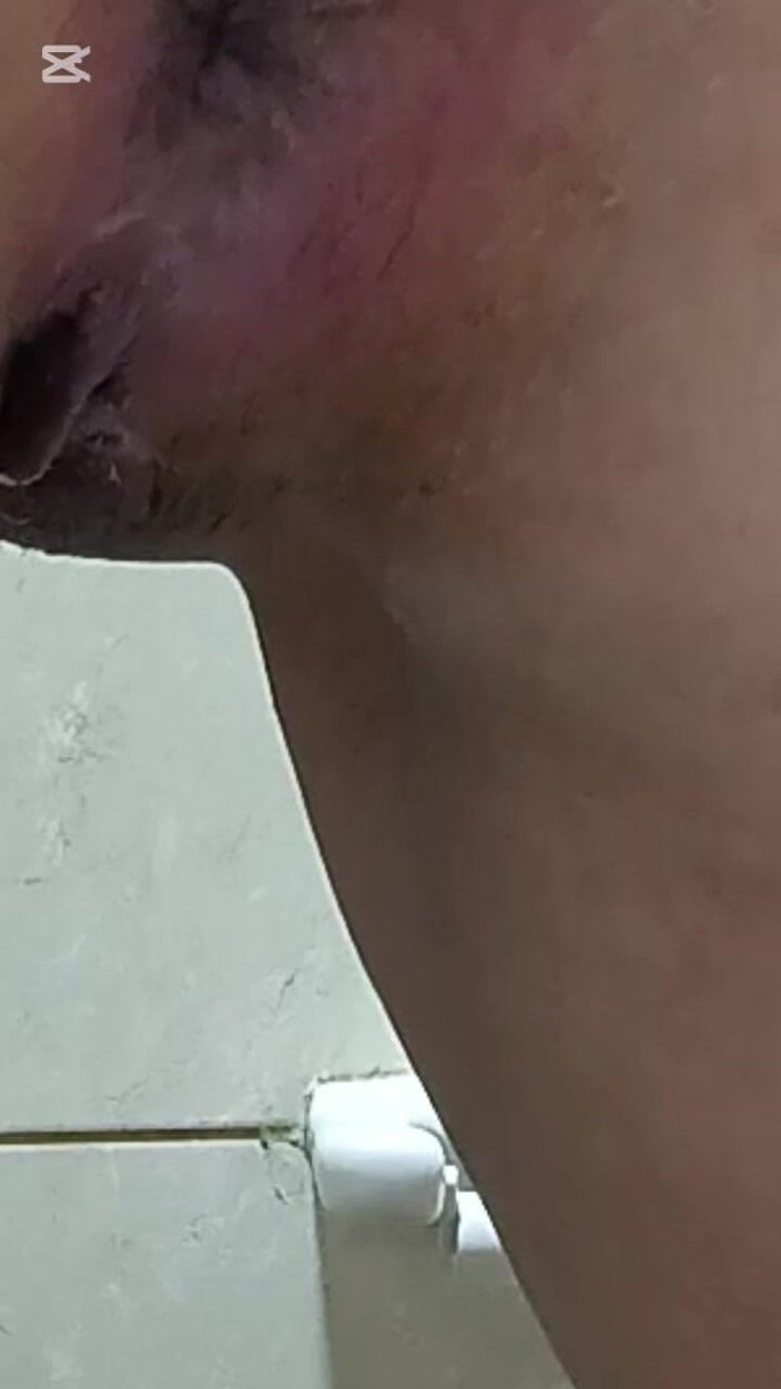 Dalyla: Mandi Emas. Cowok ini kencing di wajahmu
