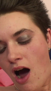 Vieilles poupées de baise - Le vieux Pavel Terrier baise une jeune salope poilue excitée