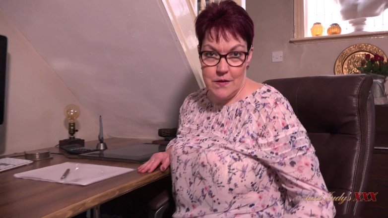 Aunt Judy's XXX: Je rondborstige rijpe baas Layla Bird geeft je een nieuwe...