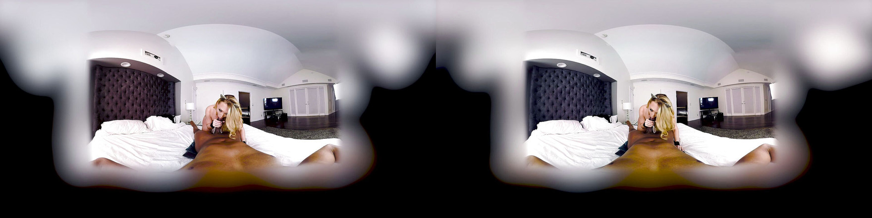 CBD Media Interracial: Bystig blond tonåring suger en stor svart kuk i förstapersonsvy