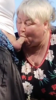 Tchýně mi drží ptáka, zatímco čůrám a pak ho saje na veřejnosti