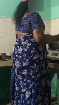 Bhavana teyze mutfakta çalışıyordu ve beni seks için davet etti ve onunla seks yaptım
