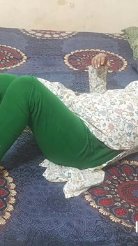 Gerçek Hintli yenge hintli seksin içine büyük yarak alarak bacaklarını açıyor